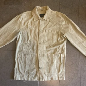 Grön overshirt från Pull&Bear - Stilren grön overshirt från Pull&Bear i mycket bra skick! Snygg och enkel att matcha till olika outfits, särskilt nu under hösten! Den är mer grön i verkligheten än på bilderna. Har du några funderingar är det bara att skriva!