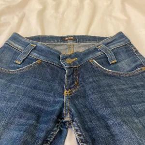 Low waist Lee jeans - Super snygga och bekväma mörkblåa jeans!!Använt flitigt därav slitna där nere( titta på de två sista bilderna). Storlek W25 och L33, men längden på byxorna är lite kortare på baksidan eftersom de har skafts av💓Skulle säga att det är ungefär 10 cm på båda benens baksidor. 35 cm i midjemått och ca 78 cm i innerbenslängd!