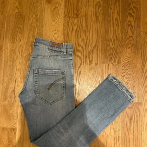 Dondup jeans - Ett par snygga Dondup Mius jeans.  Längd 97 cm, bredd 41 cm. Storlek W32.  Fraktar oftast samma dag!