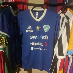 Umeå FC matchtröja Adidas blå S - Blå Umeå FC fotbollströja från Adidas med vita detaljer och klubbmärke på bröstet. Tröjan är i mycket bra skick, Äkta