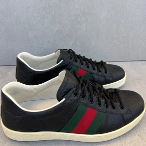 Gucci Ace skor - ett par riktigt feta gucci ace || perfekta nu i höst || strlk UK 6 ( EU 40-41 ) || skick 8,5/10 || vid köp medföljer dustbag || hör av er vid intresse!