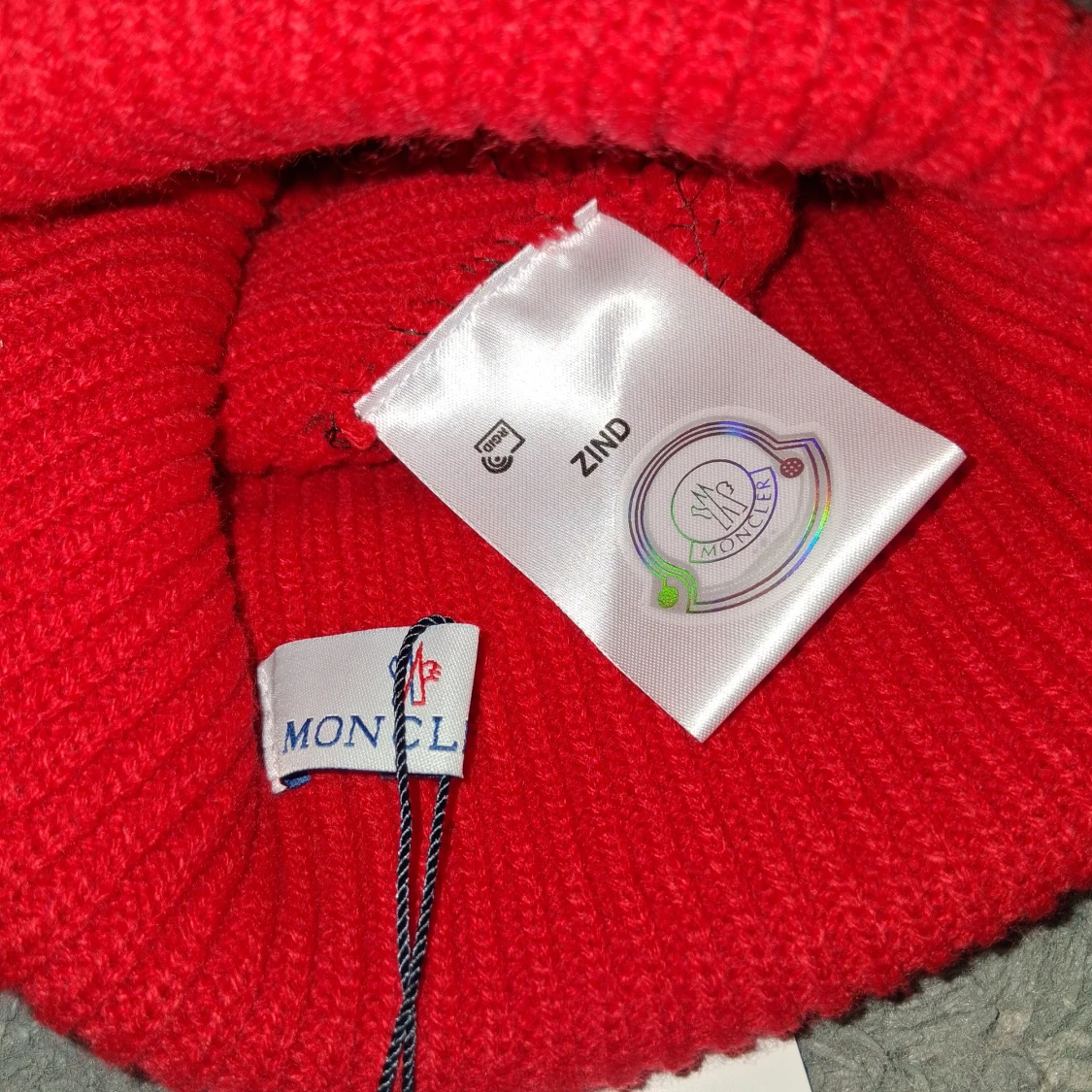 Röd Moncler mössa i ribbstickad ull - 2
