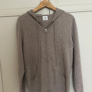 Kashmir zip hoodie från John Henric  - Säljer nu min eftertraktade kashmirhoodie från John Henric i Storlek S, toppskick utan defekter och är inte nopprig, perfekt nu till det kallare halvåret! hör av er vid frågor eller för bud!