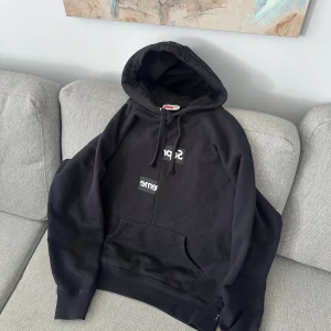 Supreme CDG Split Box Logo Hoodie - Ganska rare modell, köpt i London för ca 4 år sedan. Storlek L, har shrinkad lite men passar fortfarande true to size. Jae i milin, så det kan ta lite längre tid innan jag skickar. Typ en vecka max