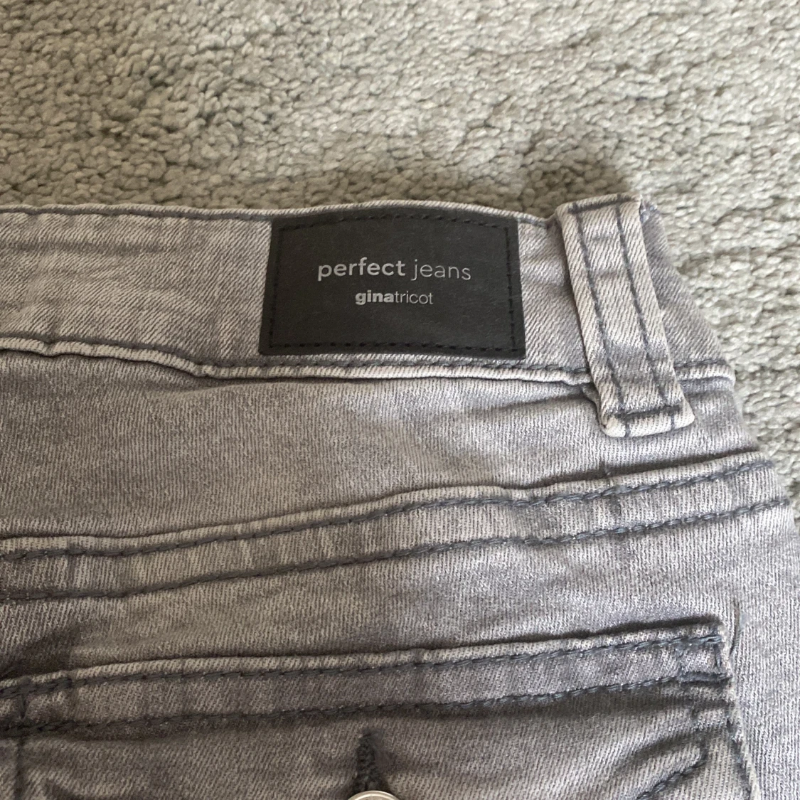 Grå bootcut jeans från Gina Tricot - 3