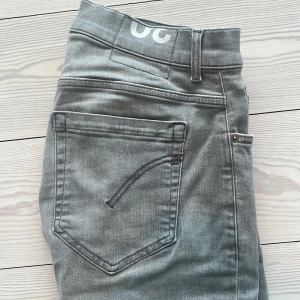 Grå skinny jeans från George - Snygga grå skinny jeans från George med klassisk femficksdesign och diskreta slitningar. Jeansen har smal passform och är tillverkade i stretchig bomullsblandning för extra komfort. Perfekta för dig som gillar en stilren och modern look.