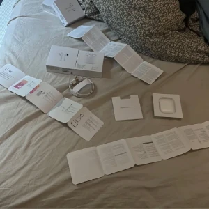 AirPods (2nd generation) - Apple AirPods (2nd gen) i mycket fint skick, komplett med laddningskabel lägsta priset är 600kr