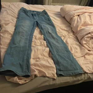 Blå bootcut jeans från Ullared  - Blåa jeans från Ullared storlek 158 använda typ 2 gånger 