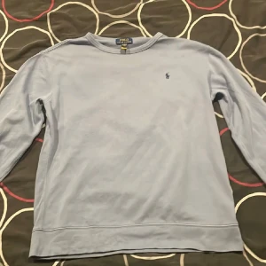 Ljusblå Ralph Lauren - Barnstorlek xl (18-20) men sitter som M. I knappt använt skick. Nypris 2195kr