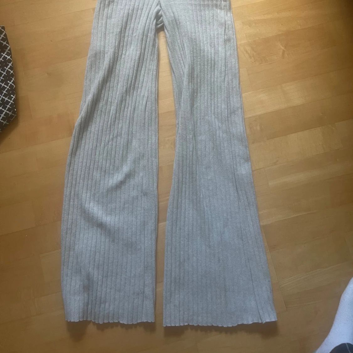 Grå ribbade vida byxor - 1