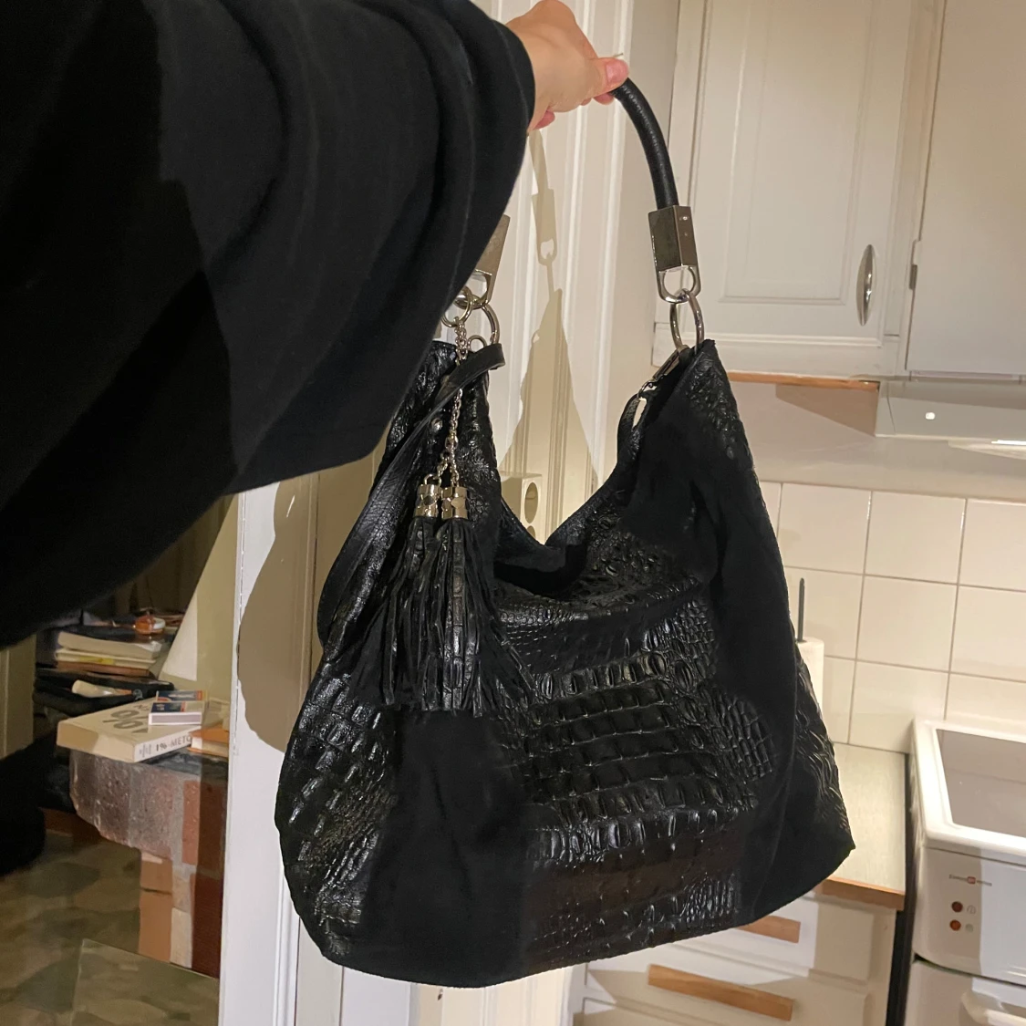 Svart axelväska i skinn med tofs - 2