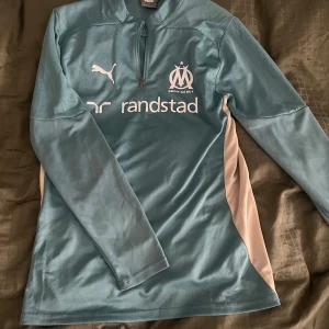 Ljusblå marseille tröja - Skön ljusblå Marseille sweater, säljer då jag inte använder den så ofta längre. Original pris: 850 kr