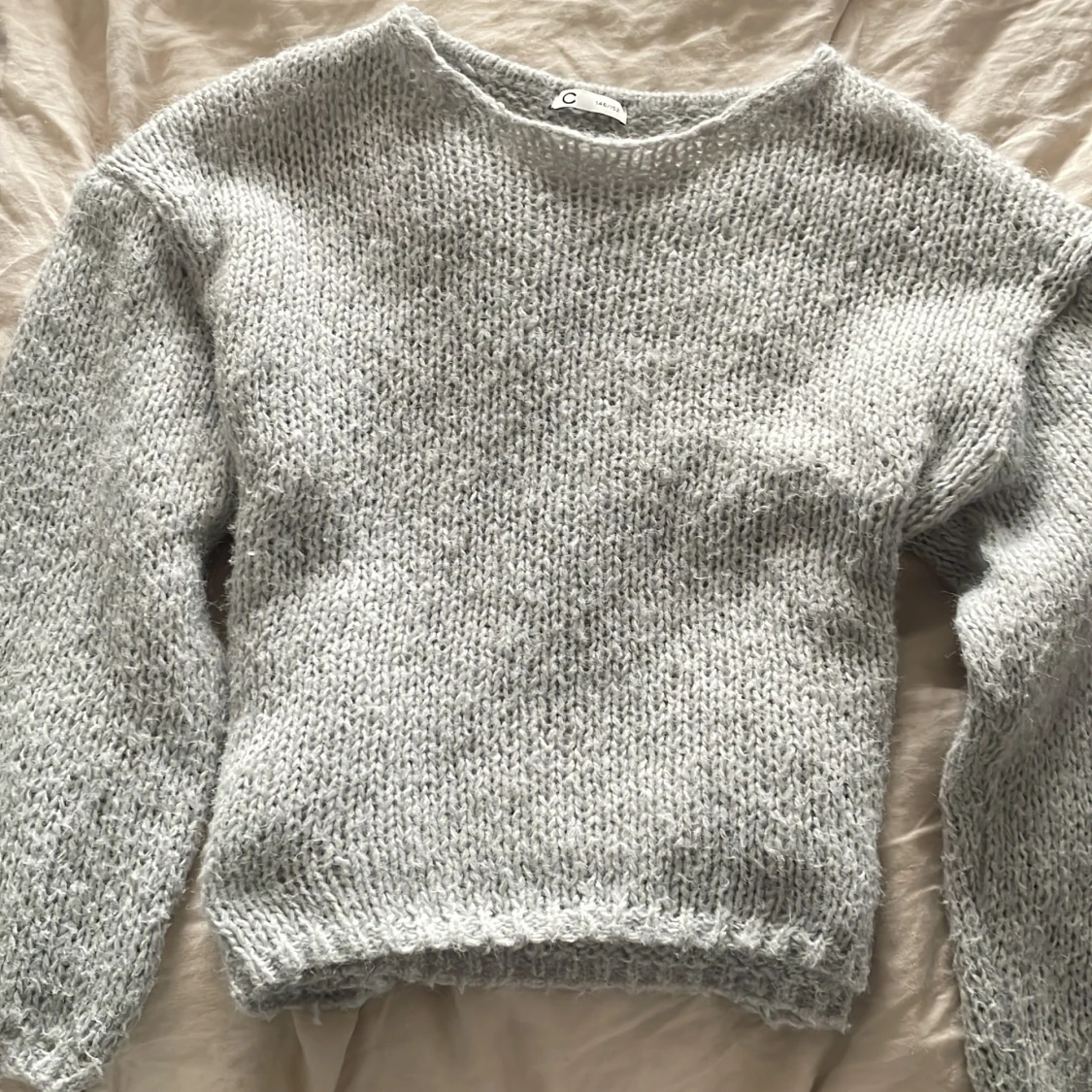 Ljusgrå stickad tröja från cubus 