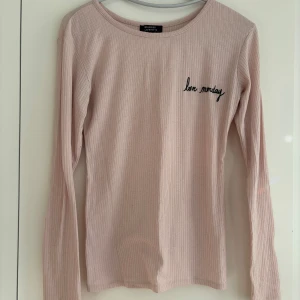 Ljusrosa ribbad tröja Galeries Lafayette - Supersöt ljusrosa långärmad tröja från Galeries Lafayette med broderad text 'love monday' på bröstet i skriv stil. Skriv om du har frågor💗