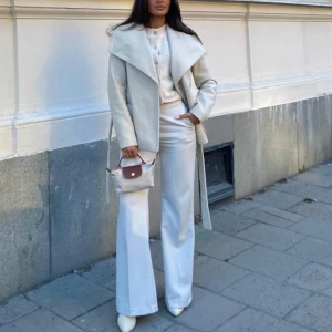 Beige/vit  kort kappa med bälte  - Jätte fin och elegant kappa med både fickor och bälte. Perfekt till hösten och våren 🤍den är sparsamt använd, och i mycket bra skick. 