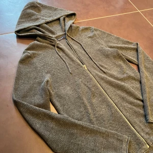 Stickad tröja från J&J - Tja, säljer nu en sjukt snygg stickad tröja med perfekt passform som är perfekt till hösten🍁 hör av er vid frågor och funderingar, priset är ej hugget i sten😀🙌