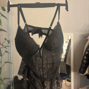 Spets body från hm - Helt oanvänd spets body från Hm (endast provad) Inga hål eller nått, lite liten i storleken så passar även 75c 