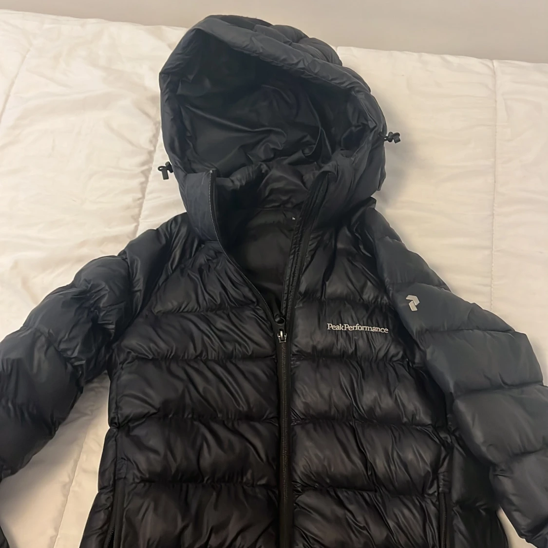 Svart dunjacka Peak Performance 150