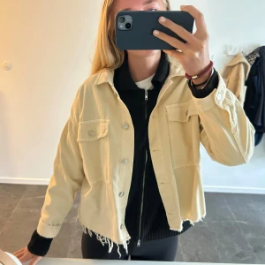 Tunn jacka - En beige/gul tunn jacka från Zara. 