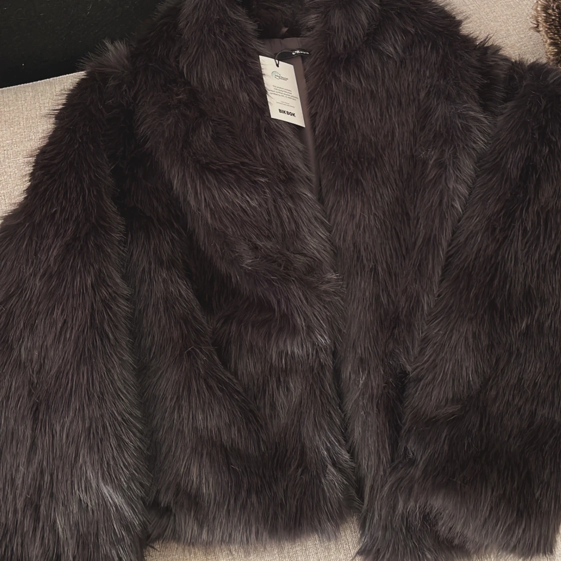Mörkbrun pälsjacka från Bik Bok - 2