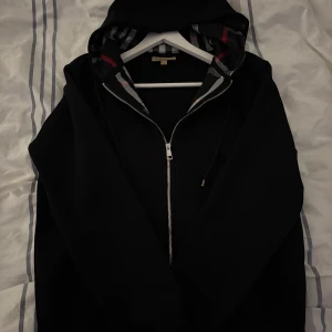 Burberry hoodie  - Helt ny, aldrig använd. Jättebekväm och hyfsat varm. Priset är sänkt redan så jag sänker inte mer än det.