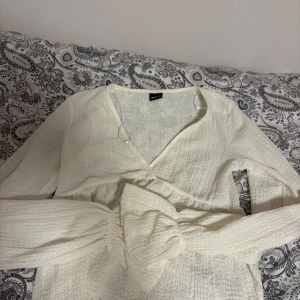 Blus - vit blus från ginatricot, inga defekter och använd ett fåtal gånger, som ny och en super somrig blus!