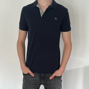 Piké tröja Tom Tailor - Säljer min piké tröja från Tom Tailor | Storlek: S - Skicket på tröjan är väldigt bra utan defekter - Mitt pris: 199kr - Nypris: 399kr - Modellen är 183cm och väger 75kg
