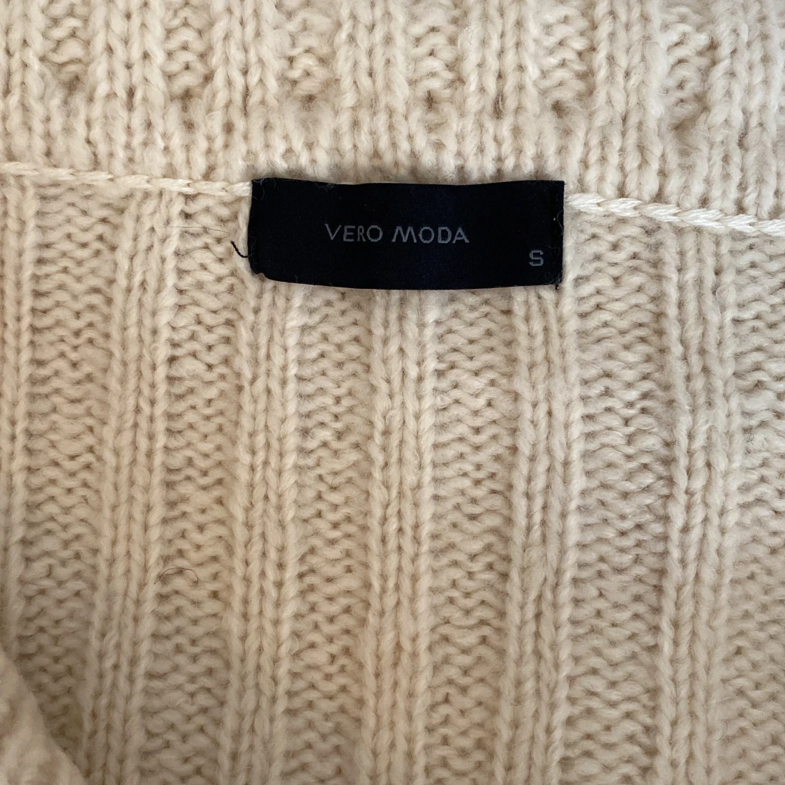 Beige stickad kofta från Vero Moda - 1