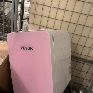 Vevor Mini Kylskåp Rosa - Snyggt och kompakt Vevor mini kylskåp i rosa. Perfekt för kontor, sovrum eller resor. Två hyllor och dörrfack ger bra förvaring. Den både kyler och värmer 