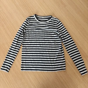 Randig tröja Arket  - Randig långärmad tröja köpt i butik från Arket, storlek M. Väldigt mjukt och skönt material. Säljer endast pga kommer inte till användning längre och har liknande tröjor. Endast använd fåtal gånger! 💗