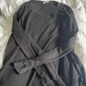 Stickad tröja - En superfin lite tunnare stickad tröja från Vila!  Ed superfina detaljer på armarna! De står att de är stl L men den passar mig som är xs/s