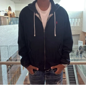 Svart vindjacka från Polo Ralph Lauren - Hej, säljer min ralph lauren jacka i storlek M den passar bra till både hösten och vintern den är ganska säsongseffektiv då den är varm men inte för tunn heller. Knappt använd då jag har andra jackor jag använt och är fortfarande i väldigt bra skick✅ Skriv gärna om ni funderar på priset eller har frågor.