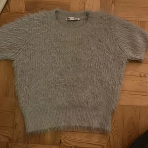 Fluffig Zara topp/t-shirt - Jättefin slutsåld tröja från Zara! Använd typ två gånger så i nyskick🫶Tröjan är ”fluffig” och i storlek S, men passar nog storlekar XS-M då den är stretchig!