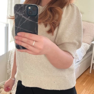 Beige topp  - Supersöt beige topp från veromoda som är välanvänd men fortfarande fin 🥰 Storleken är ganska stor så skulle säga att det passar en M/L beroende på vilken passform man vill ha 💕 nypris 229 kr! 