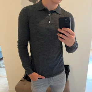 Bruun & stengade merinoull långärmad piké - Riktigt snygg polotröja från Bruun & stengade Skick: 8/10. Endast använd ett fåtal gånger. Nypris: 800 kr. Lite uppvikt längst ner pga feltvättning, men lätt att lösa.