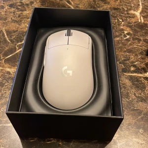 Logitech G Pro X Superlight - Logitech G Pro X Superlight gamingmus i vitt, levereras i originalförpackning. Musen är i mycket gott skick utan synliga repor eller slitage. Ultralätt design, trådlös prestanda och hög precision – perfekt för e-sport och gaming.