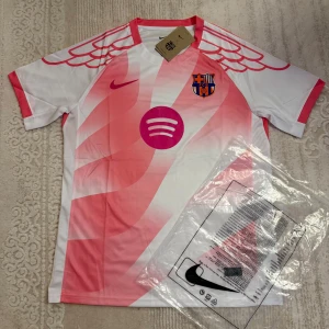 Barcelona Tröja  - Barcelona fotbollströja 💖🔴 Storlek M – helt ny, aldrig använd. Snygg rosa design med Barcelonas emblem. Perfekt för match, träning eller streetwear.  Skickas snabbt och säkert 🚀 