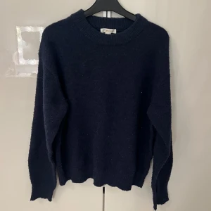 Mörkblå stickad tröja  - Säljer en mysig oversized mörkblå stickad tröja från Gina Young. Endast använd ett par få gånger så i mycket bra skick.