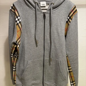 Burberry hoodie - Oanvänd hoodie från Burberry. Kontakta mig för mer information!