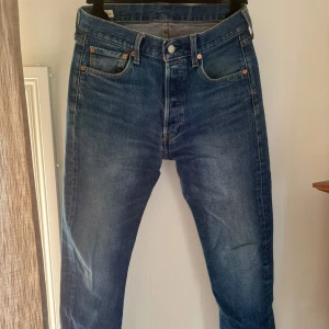 Levi's 501 blå jeans W32 L34 - Blå Levi's 501 jeans, storlek 32/34. Fint skick, men lite skav vid ena fickan (se bild).            Köpta för 1200kr, säljer för 350kr