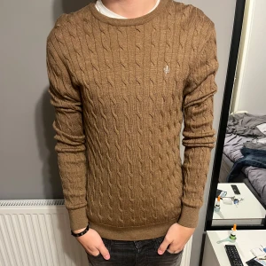 Brun kabelstickad merinoull tröja från Morris - Säljer en kabelstickad merinoullströja från Morris. Modellen är 181 och väger 65. Storlek M men passar S. Skick 9,5/10 typ använd 10 gånger. Skriv vid frågor!