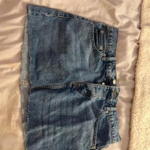 Lågmidjad jeanskjol - Kort lågmidjad jeanskjol