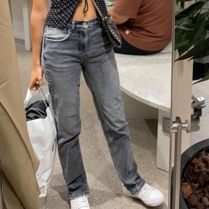 Jeans - Gråa jeans som är lite slitna och gylfen är lite sönder därmed sänkt pris