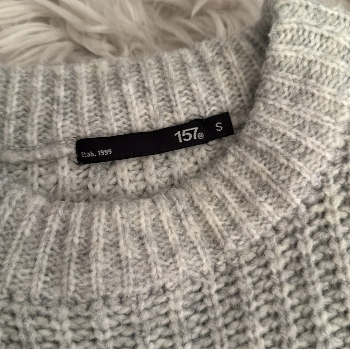 Grå stickad tröja från 157 - 1