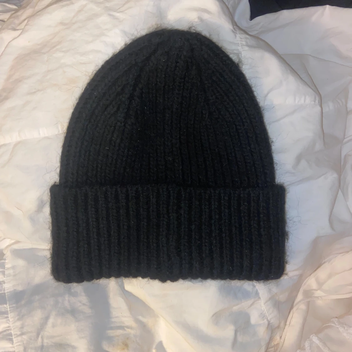 Svart ribbstickad mössa från Lindex