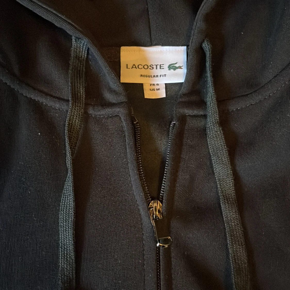 Svart hoodie från Lacoste med dragkedja - 3