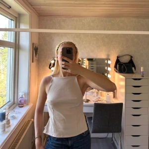 Beige linnetopp med öppen rygg - Snygg beige linnetopp från Ginatricot med raka tunna axelband och öppen rygg med dubbla banddetaljer. Toppen har en rak och är tillverkad i ett mjukt, lätt material som känns skönt mot huden. Perfekt för varma och kyliga dagar (med en jacka över) och enkel att styla med jeans eller kjol. Aldrig använd med prislappen kvar 💞