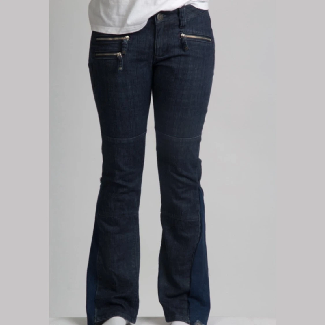 Mörkblå jeans med dragkedjor