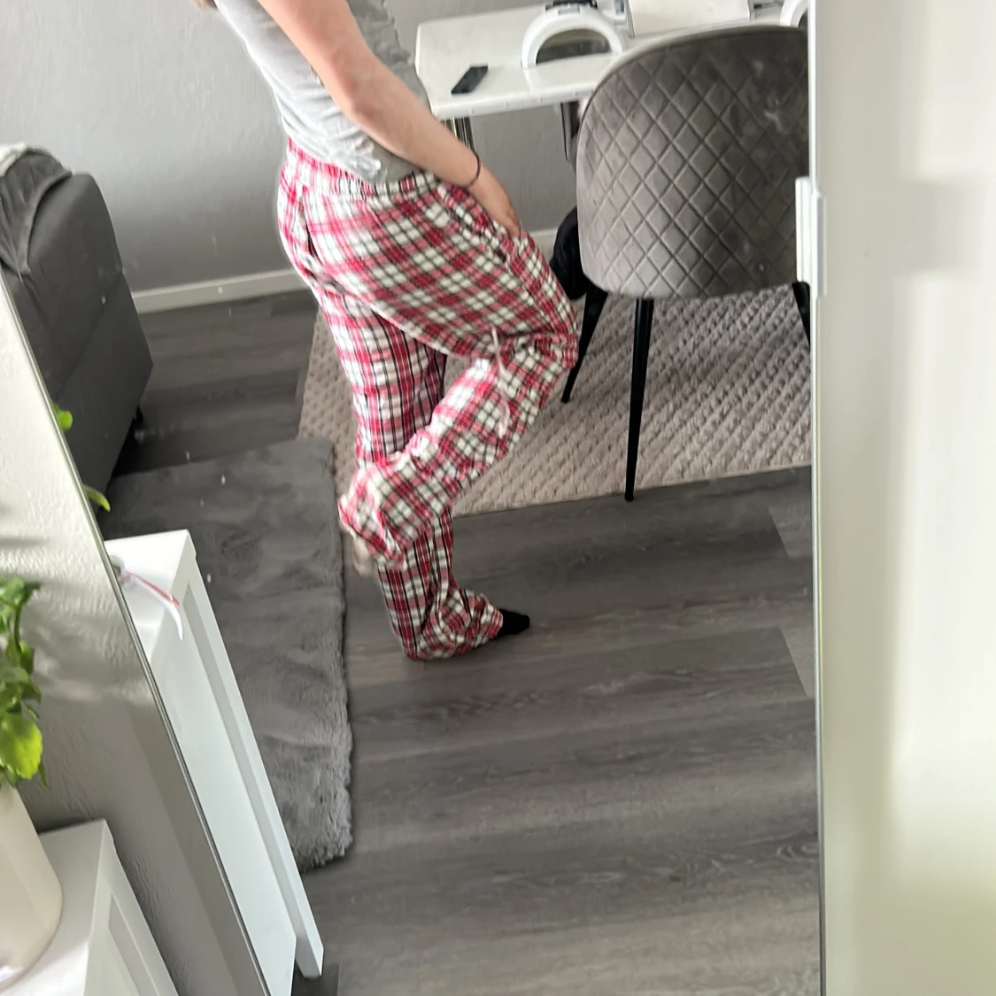 Röd- och vitrutiga mjukisbyxor med snörning - 1