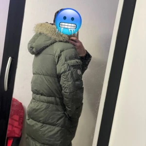 Moncler parka unisex  - Jätte fin vintage Moncler parka som passar både män och kvinnor. Jackan är storlek M ungefär och kan bli mindre genom att dra på trådarna inne. 